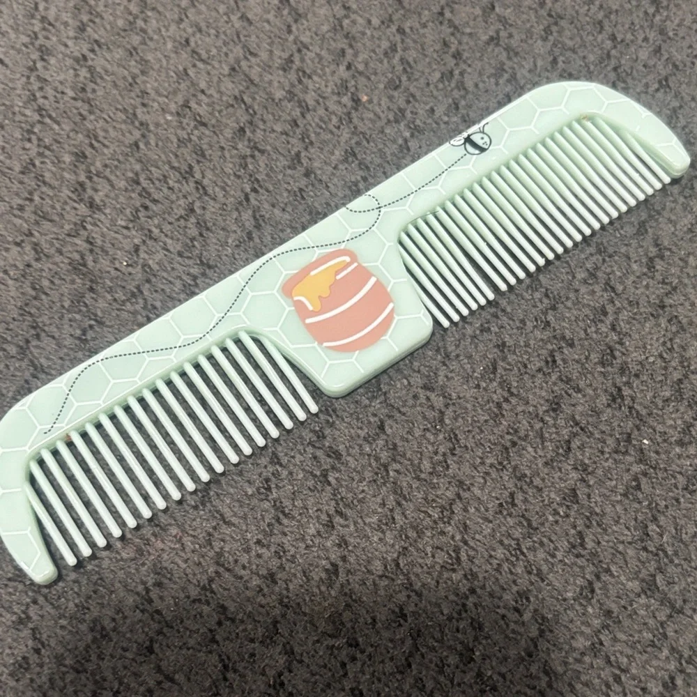 🟢10/$10 - Winnie the Pooh themed comb